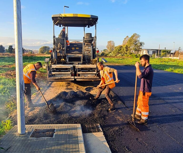 operai impegnati ad asfaltare le strade in Sardegna